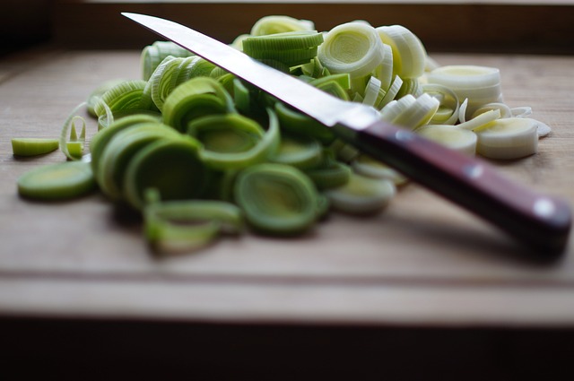 cuchillo afilado con verduras